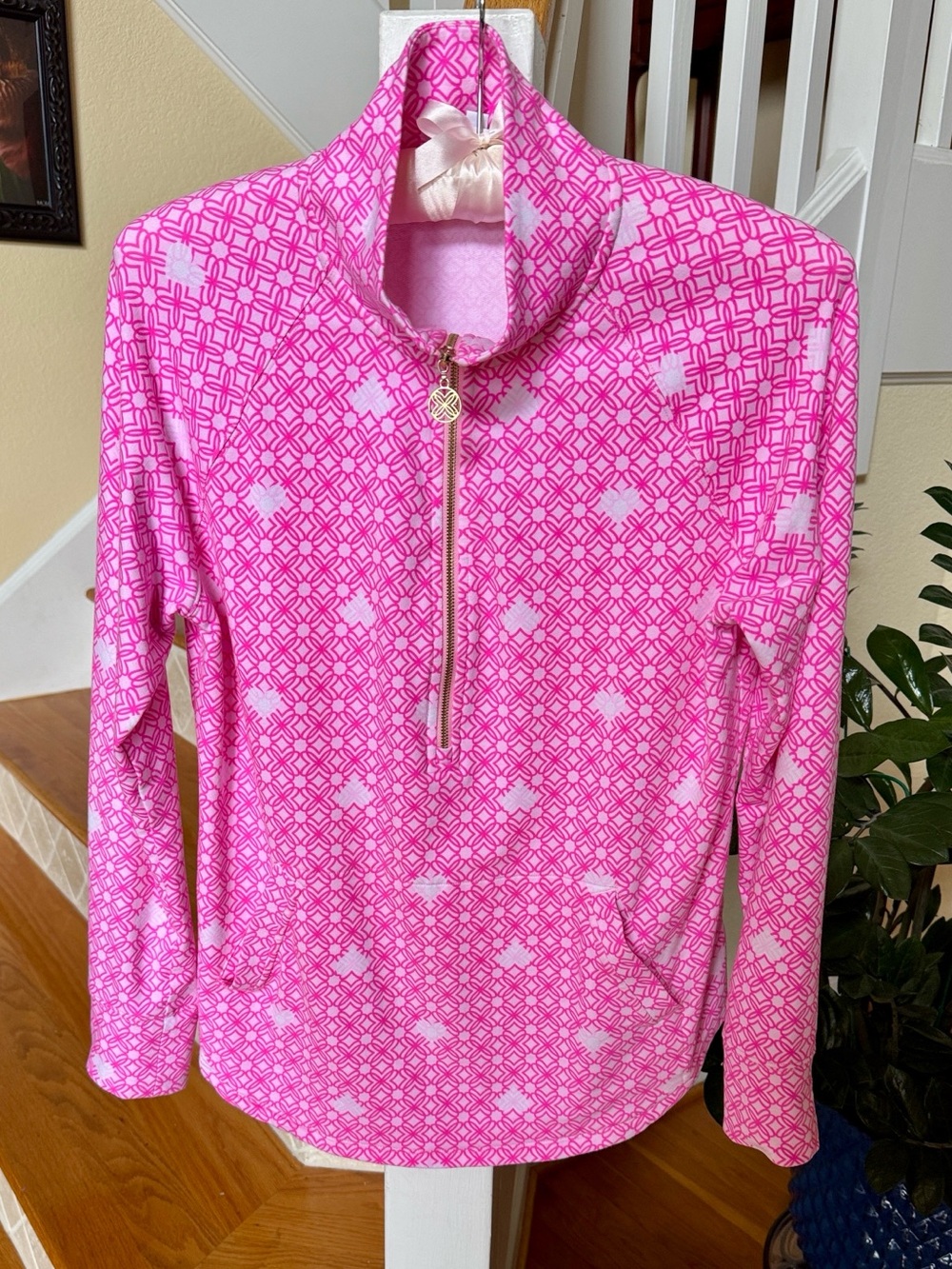 Lilly Pulitzer UPF 50+ Skipper Popover Passion Fruit Pink Fluttering Hearts, M - Picture 3 of 11